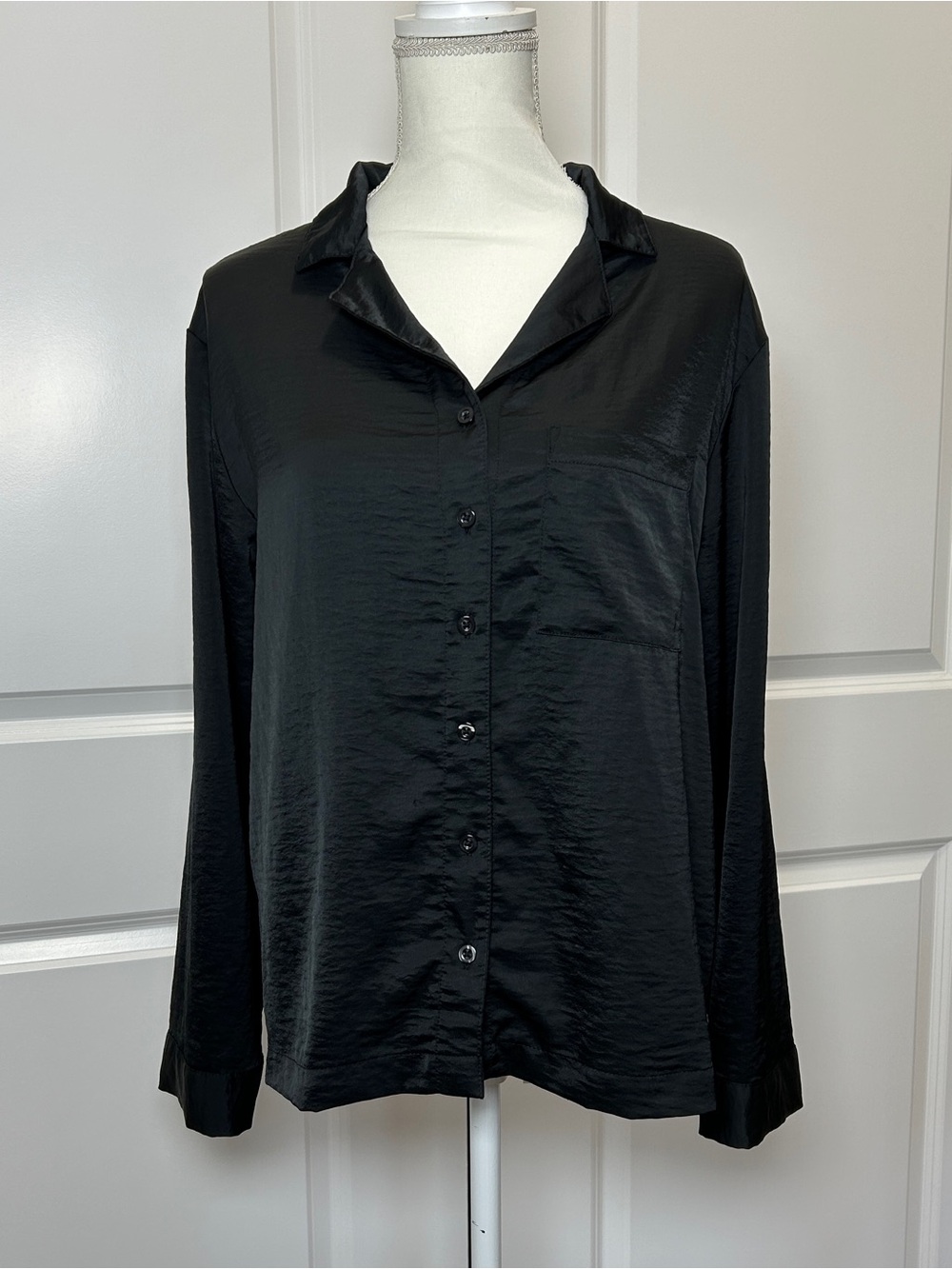 Auden Womens Black‎ Satin Pajama Set Long Sleeve Button Up Top and Shorts Size M - Picture 2 of 8